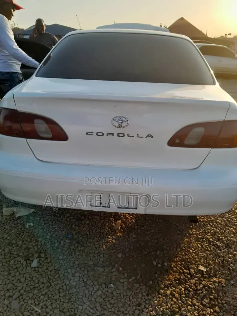 Toyota Corolla 1999 White