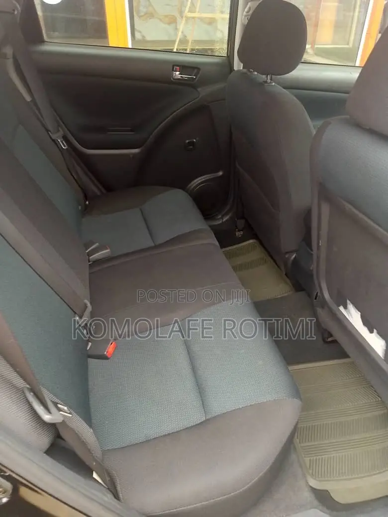 Toyota Matrix Hatchback AWD (1.8L 4cyl 4A) 2005 Black