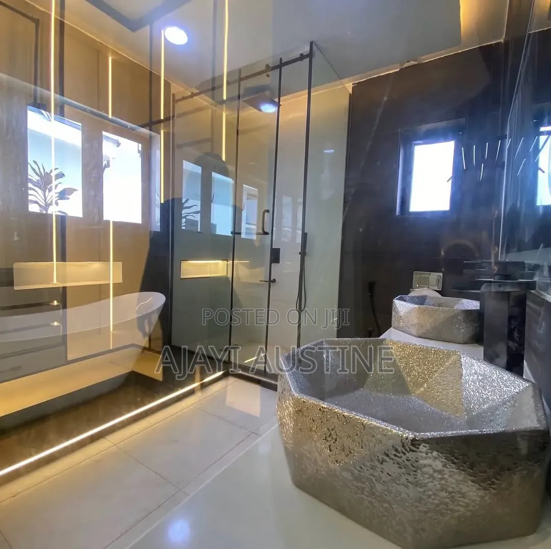 5bdrm Duplex in Mini Estate And for sale