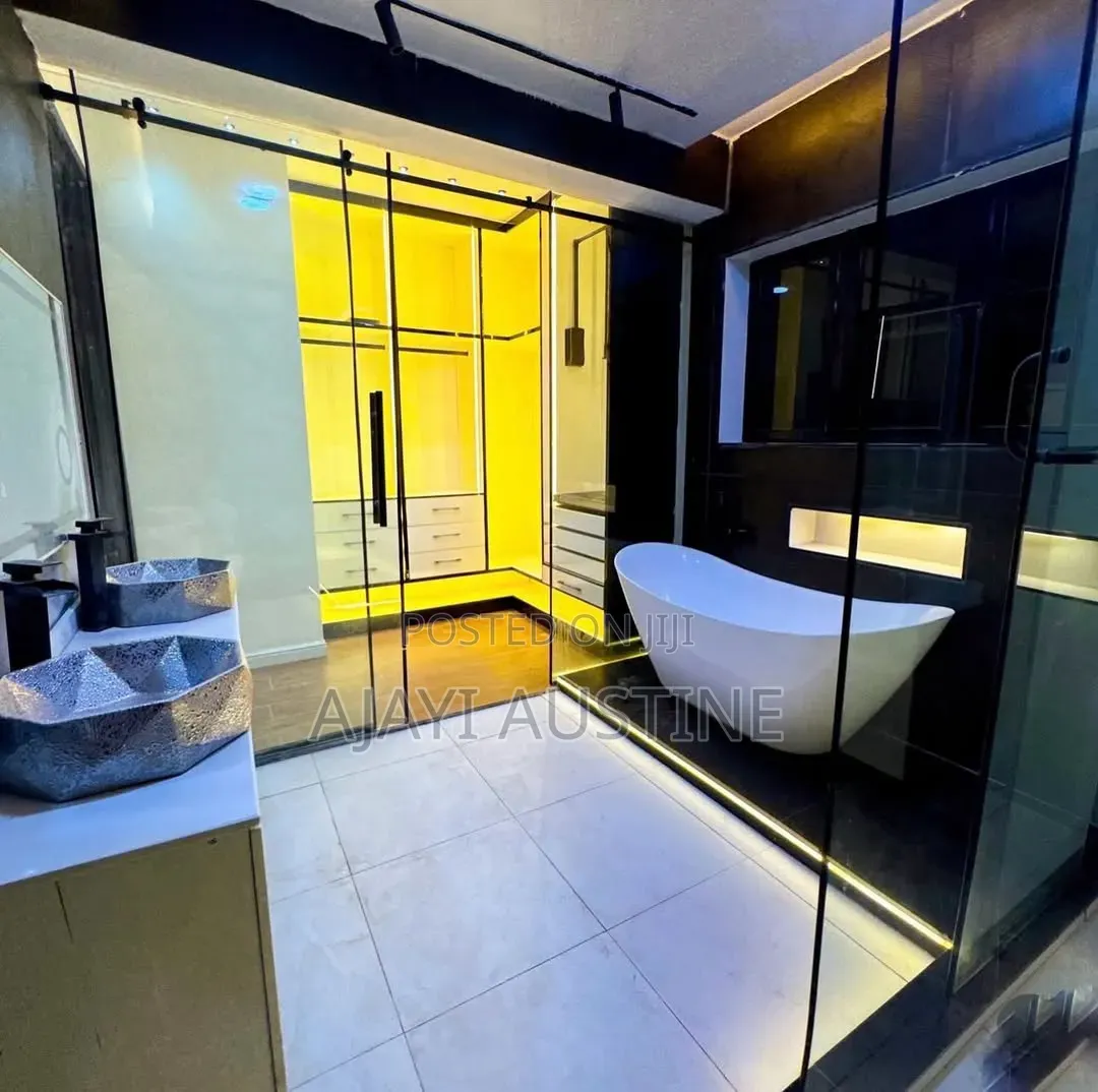 5bdrm Duplex in Mini Estate And for sale