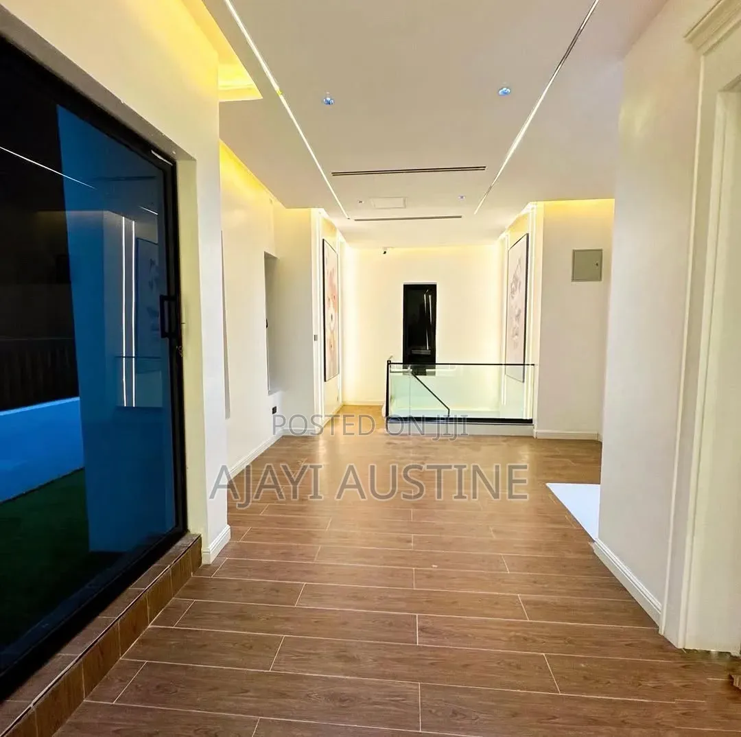 5bdrm Duplex in Mini Estate And for sale