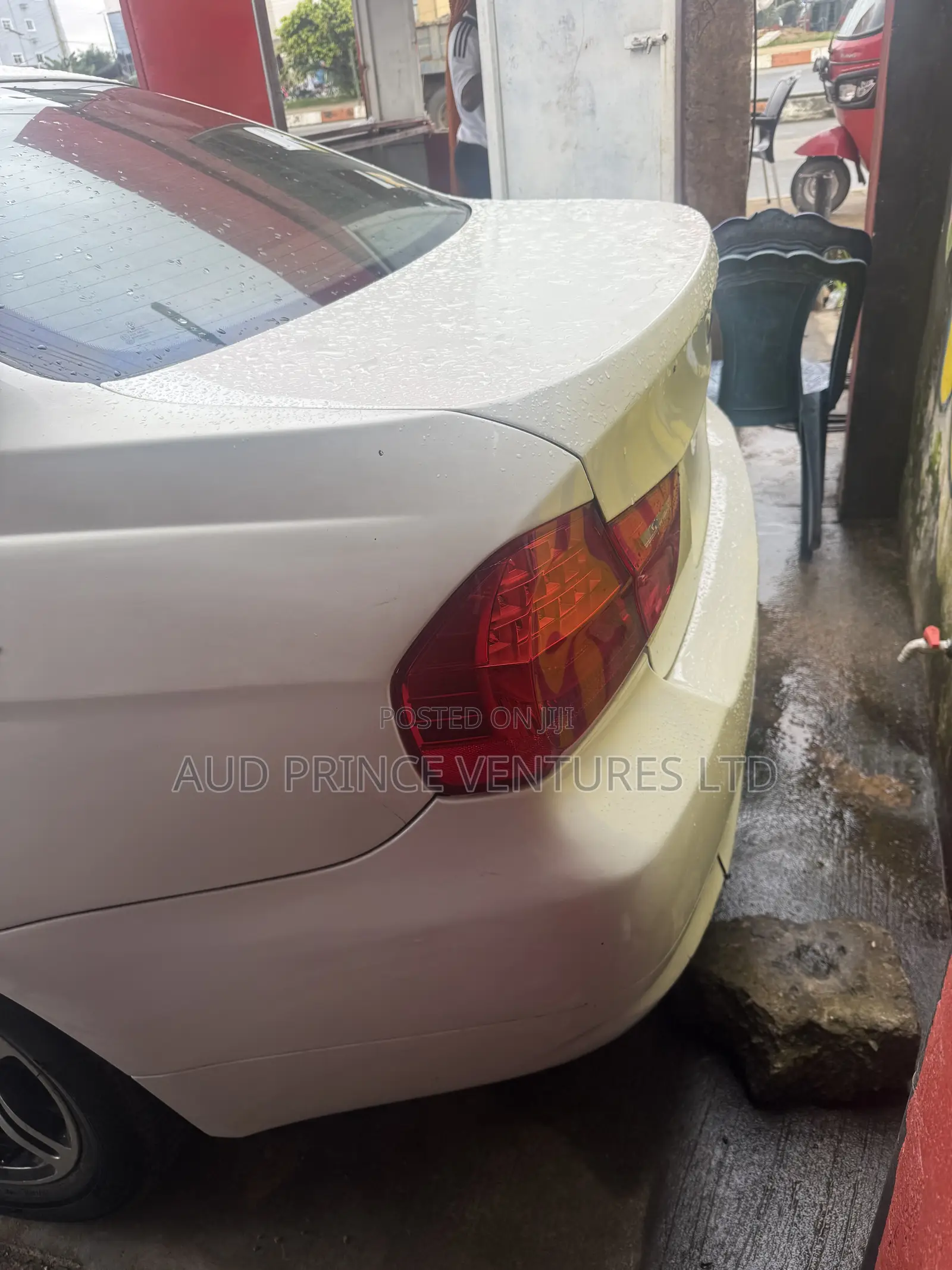 BMW 320i Sedan RWD 2011 White