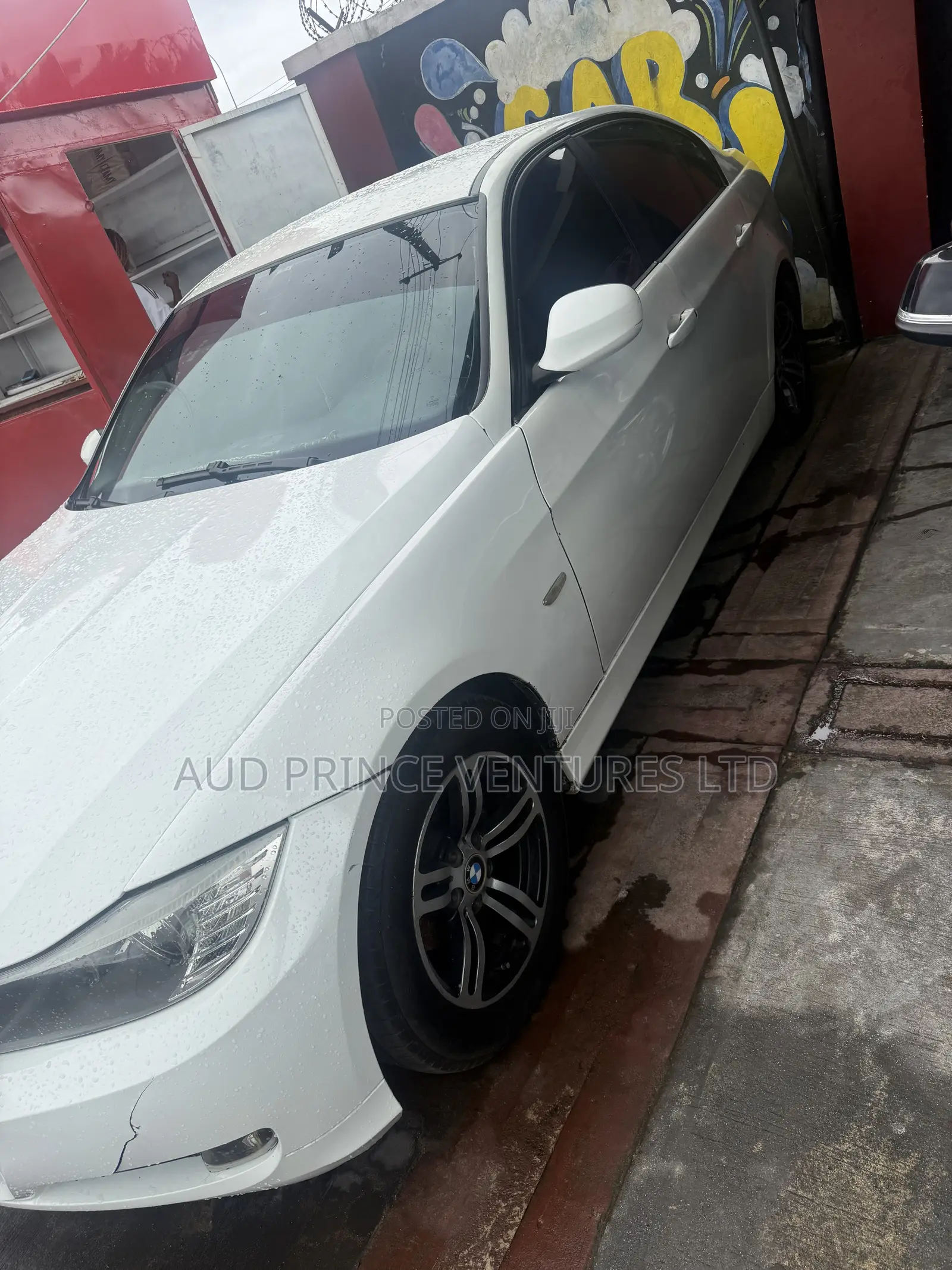 BMW 320i Sedan RWD 2011 White