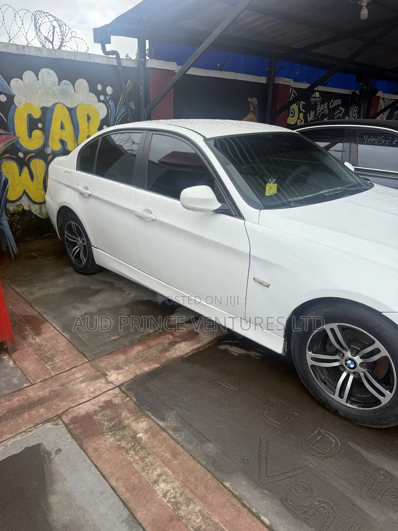 BMW 320i Sedan RWD 2011 White