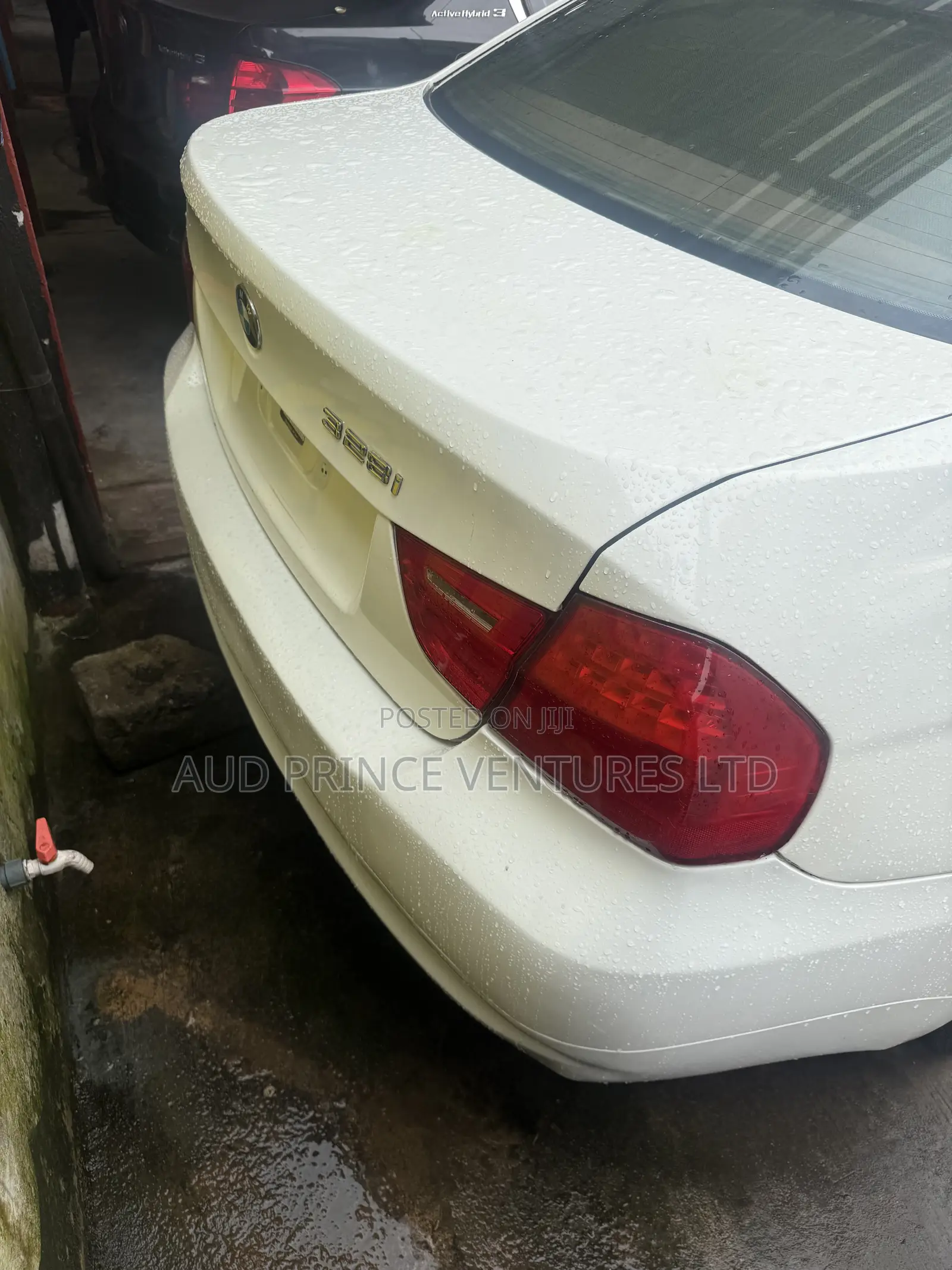 BMW 320i Sedan RWD 2011 White