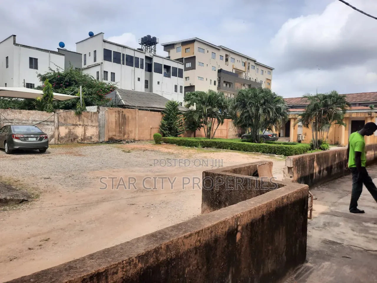 10 Rooms Detached Bungalow on 1000sqm of Land for Commercial