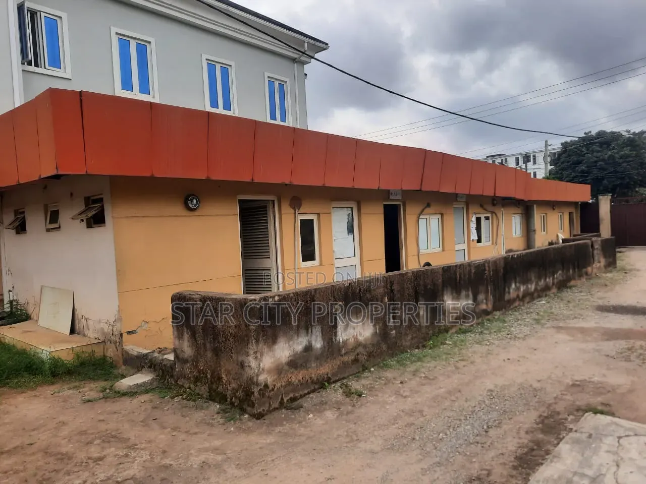 10 Rooms Detached Bungalow on 1000sqm of Land for Commercial