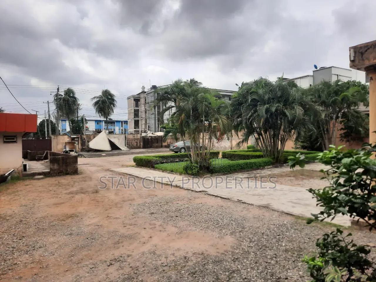 10 Rooms Detached Bungalow on 1000sqm of Land for Commercial