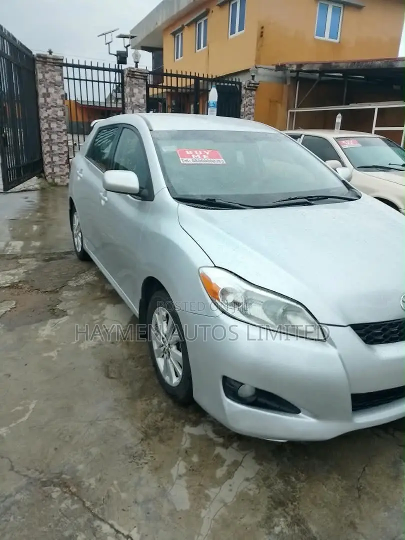 Toyota Matrix Hatchback FWD (1.8L 4cyl 5M) 2010 Silver