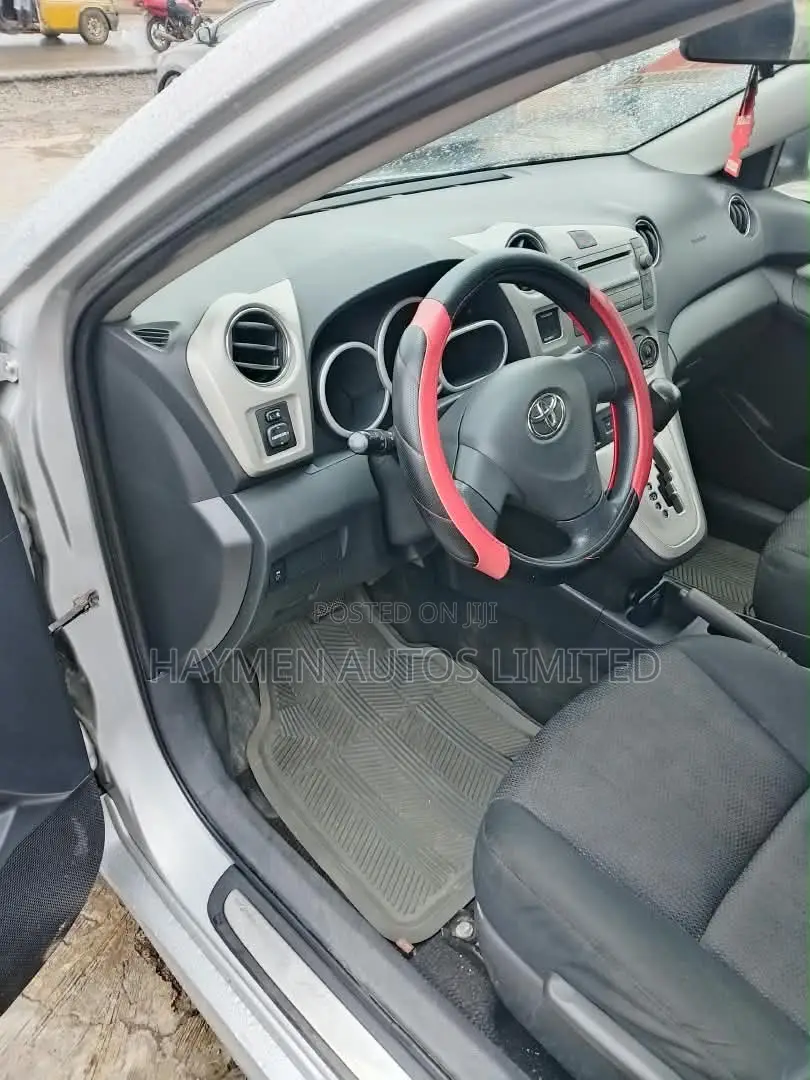 Toyota Matrix Hatchback FWD (1.8L 4cyl 5M) 2010 Silver