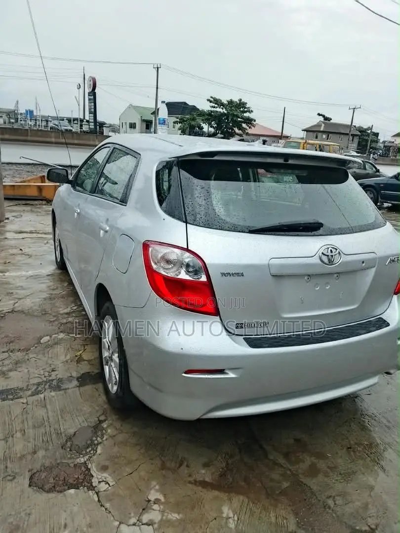 Toyota Matrix Hatchback FWD (1.8L 4cyl 5M) 2010 Silver