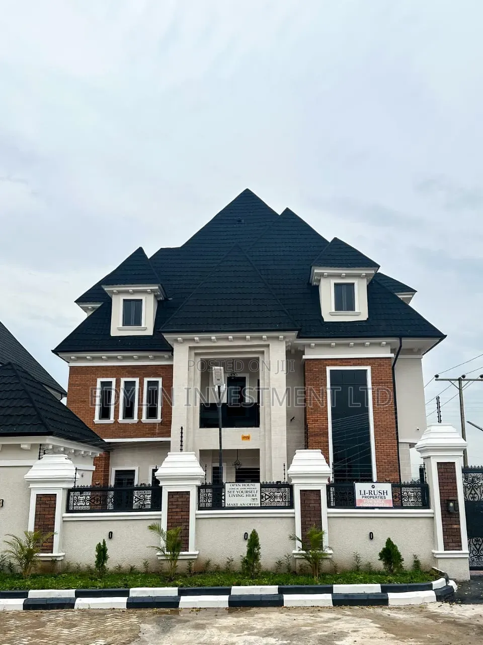 7bdrm Penthouse in Inside An Estate, Karsana for sale