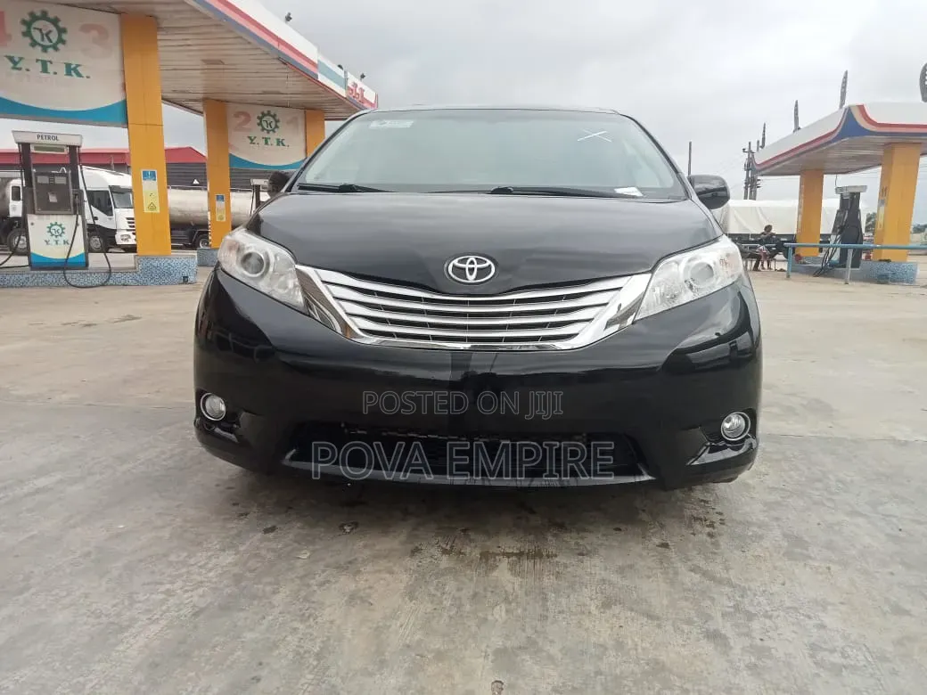 Toyota Sienna XLE (3.5L 6cyl 8A) 2018 Black
