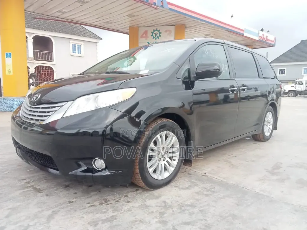 Toyota Sienna XLE (3.5L 6cyl 8A) 2018 Black