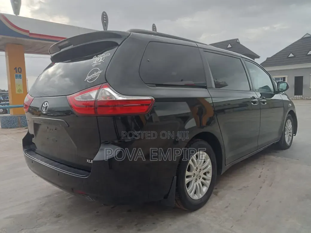Toyota Sienna XLE (3.5L 6cyl 8A) 2018 Black