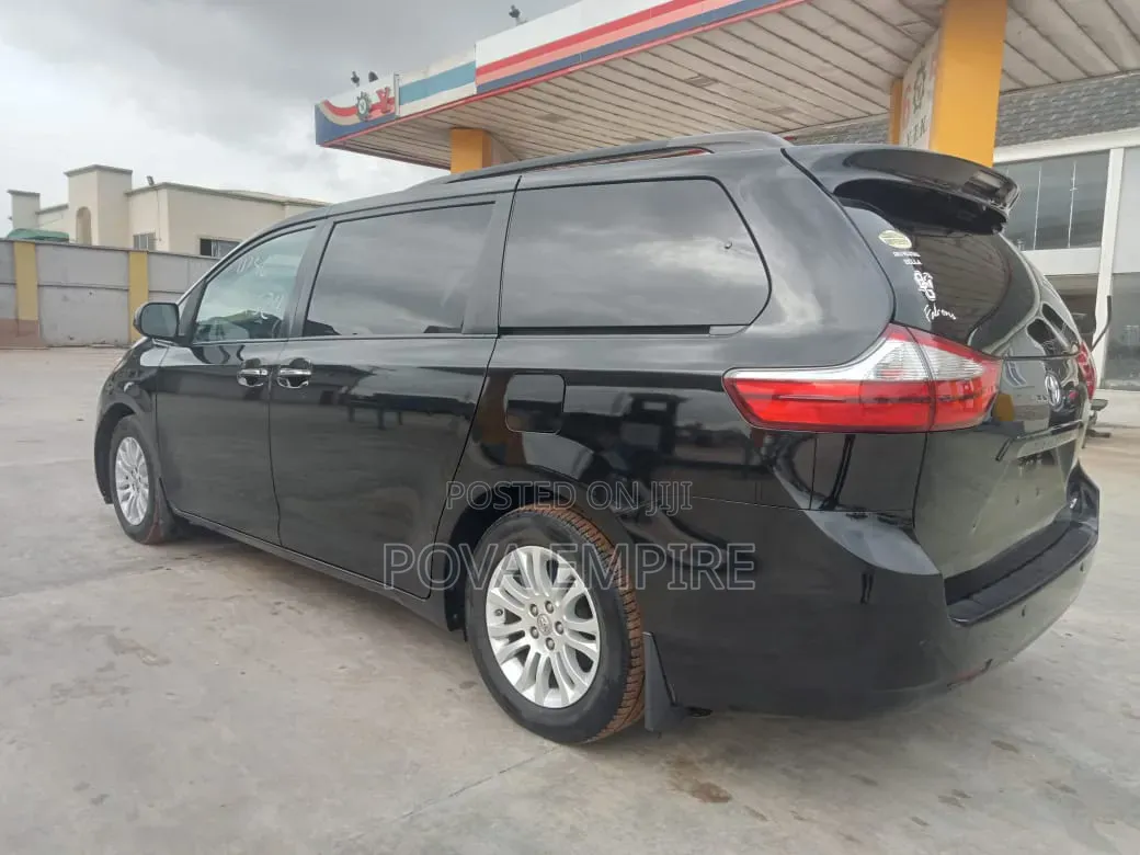 Toyota Sienna XLE (3.5L 6cyl 8A) 2018 Black