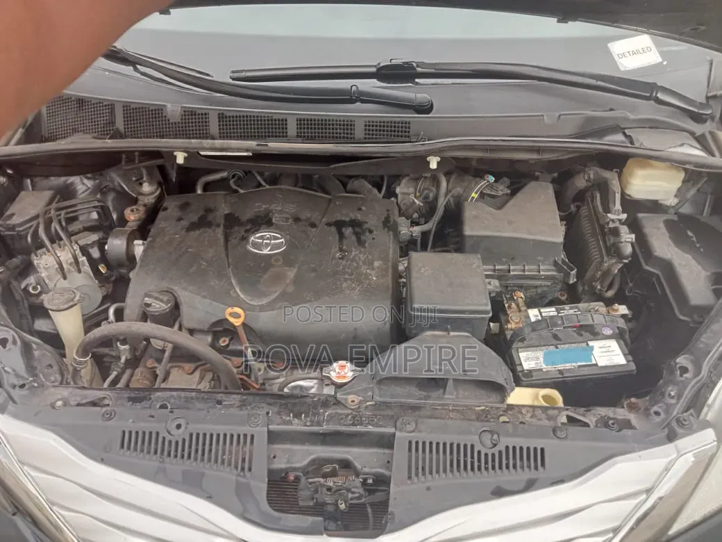 Toyota Sienna XLE (3.5L 6cyl 8A) 2018 Black