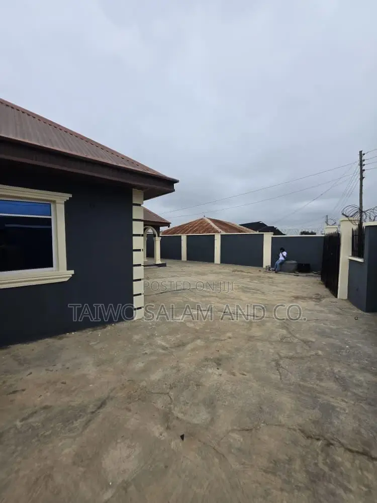 3bdrm Bungalow in Alakia for sale