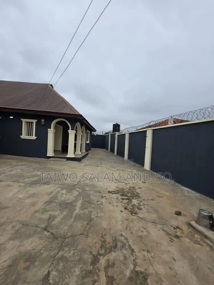 3bdrm Bungalow in Alakia for sale