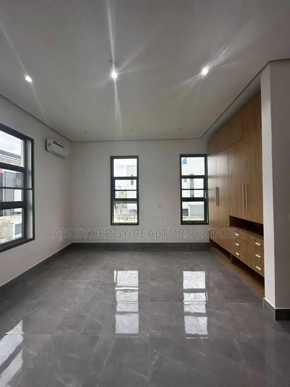 5bdrm Duplex in Awolowo Road for sale