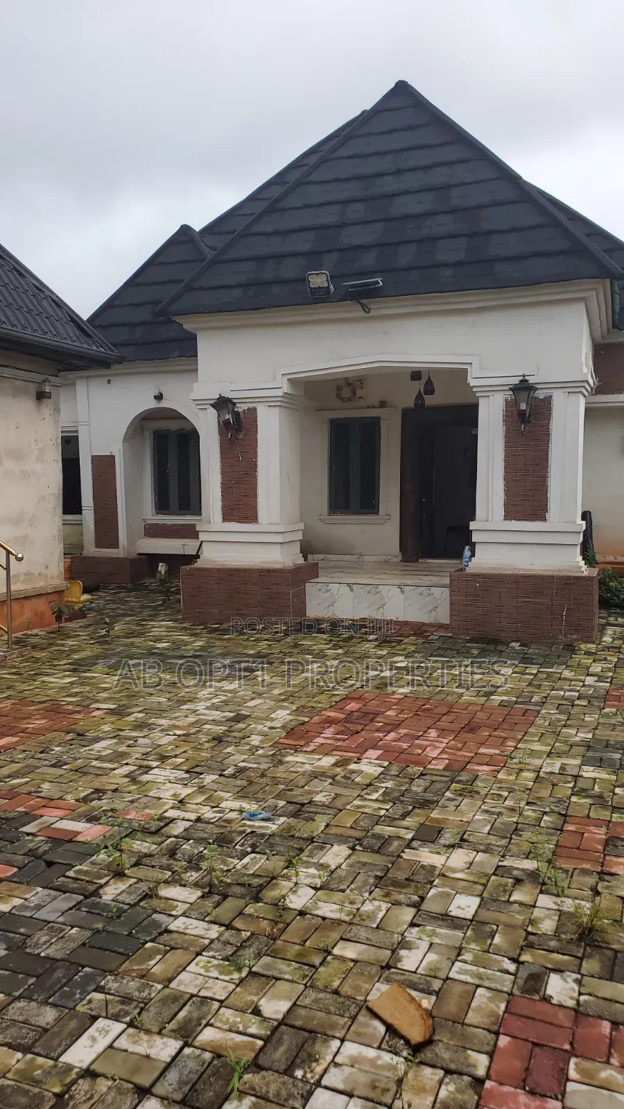 3bdrm Bungalow in Agbor Road Bypass, Benin City for sale