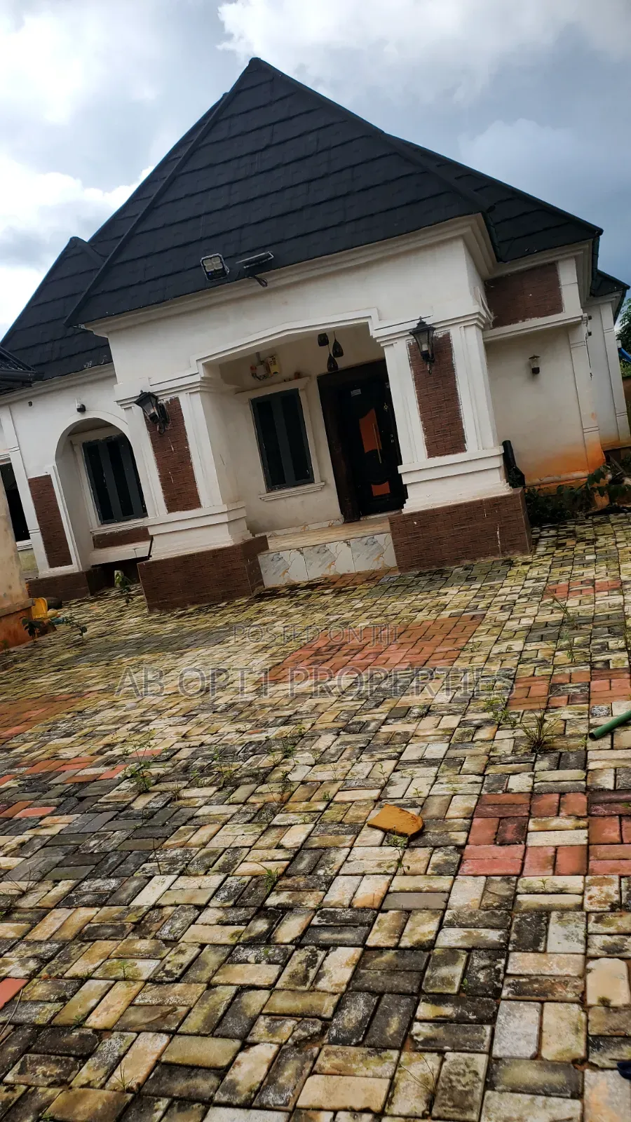 3bdrm Bungalow in Agbor Road Bypass, Benin City for sale