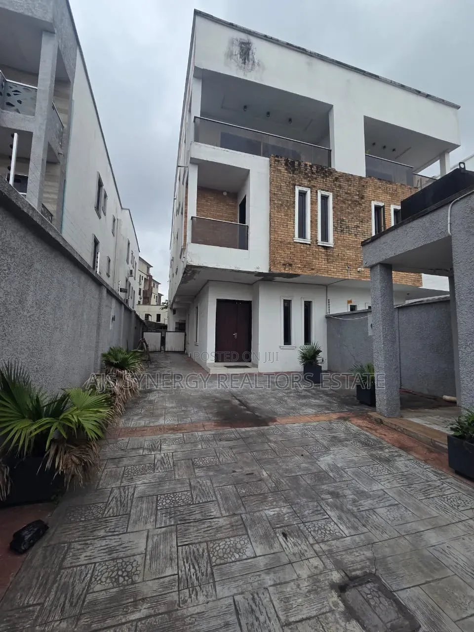 5bdrm Duplex in Banana Island for sale