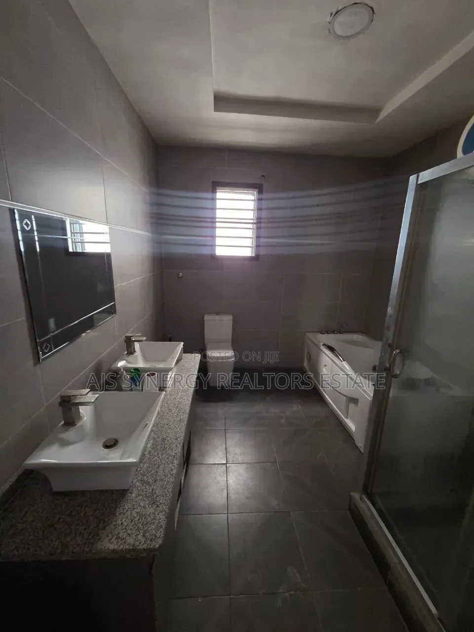5bdrm Duplex in Banana Island for sale