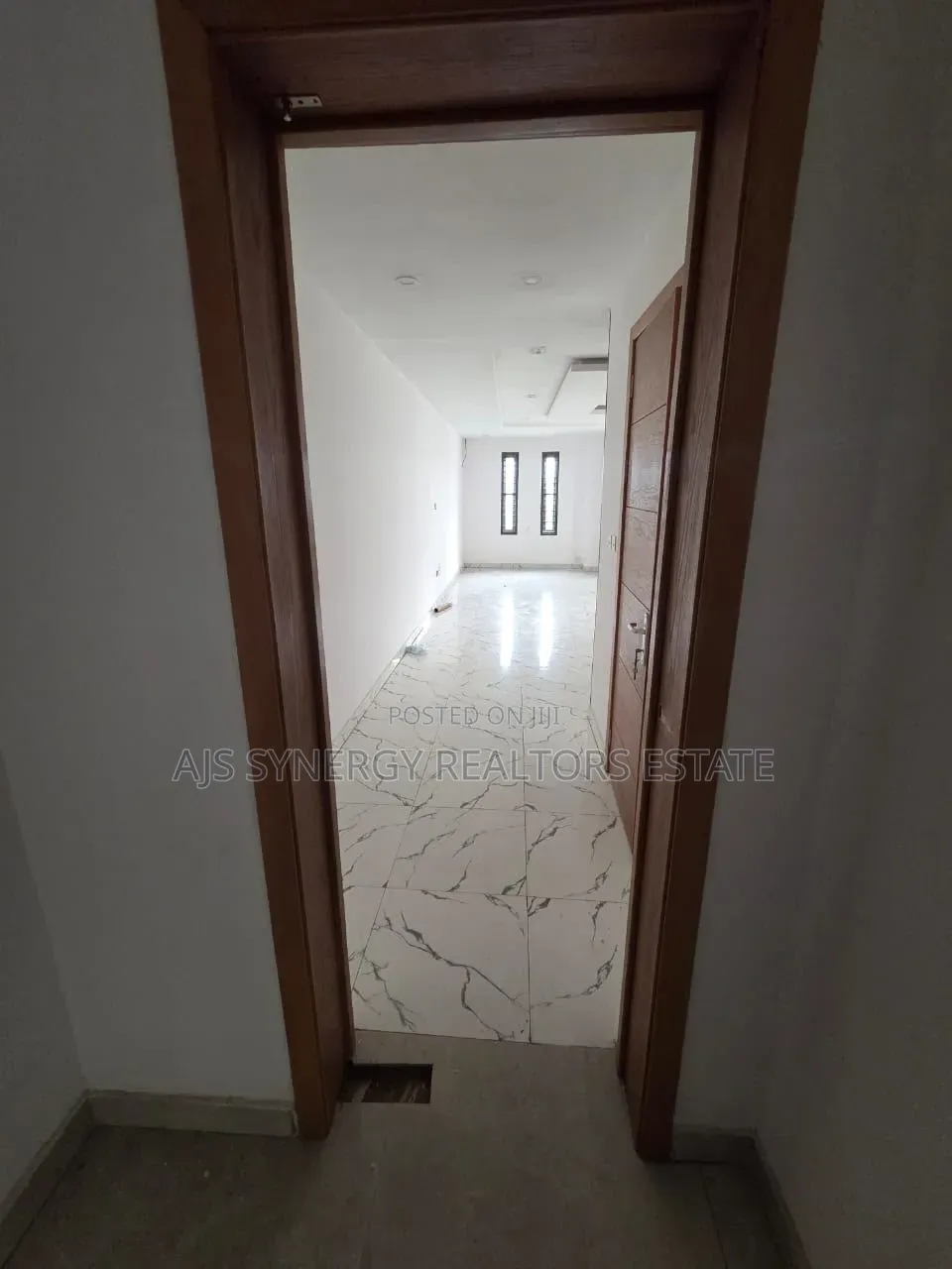 5bdrm Duplex in Banana Island for sale