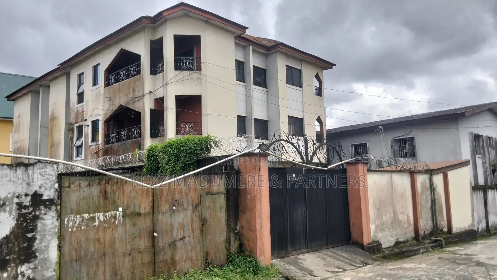 12bdrm Block of Flats in Off Rumuola Major for sale