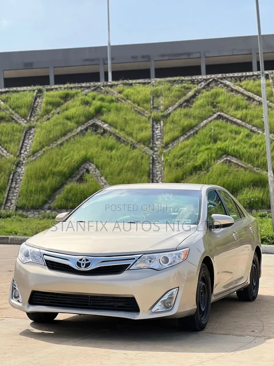 Toyota Camry LE 4dr Sedan (2.5L 4cyl 6A) 2014 Gold