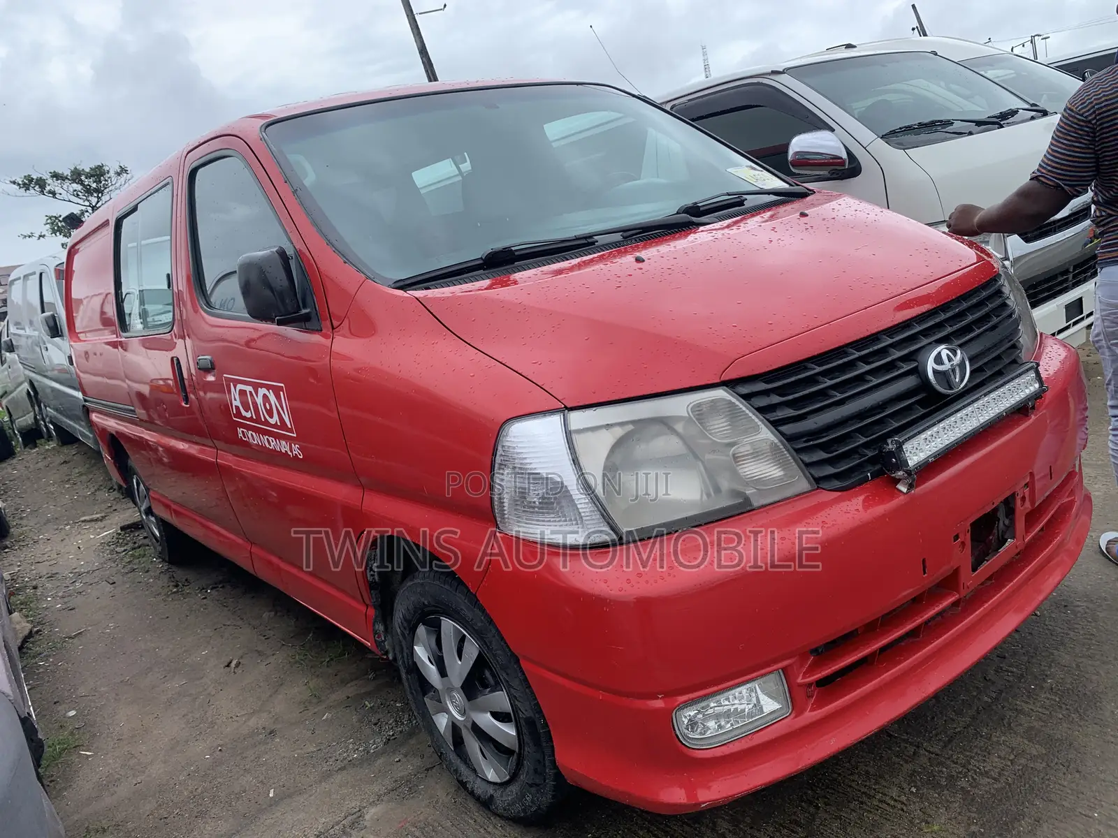Toyota HiAce 2007 Red