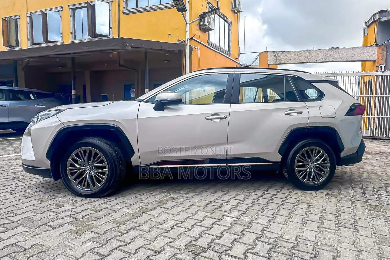 New Toyota RAV4 XLE AWD 2024 Gold