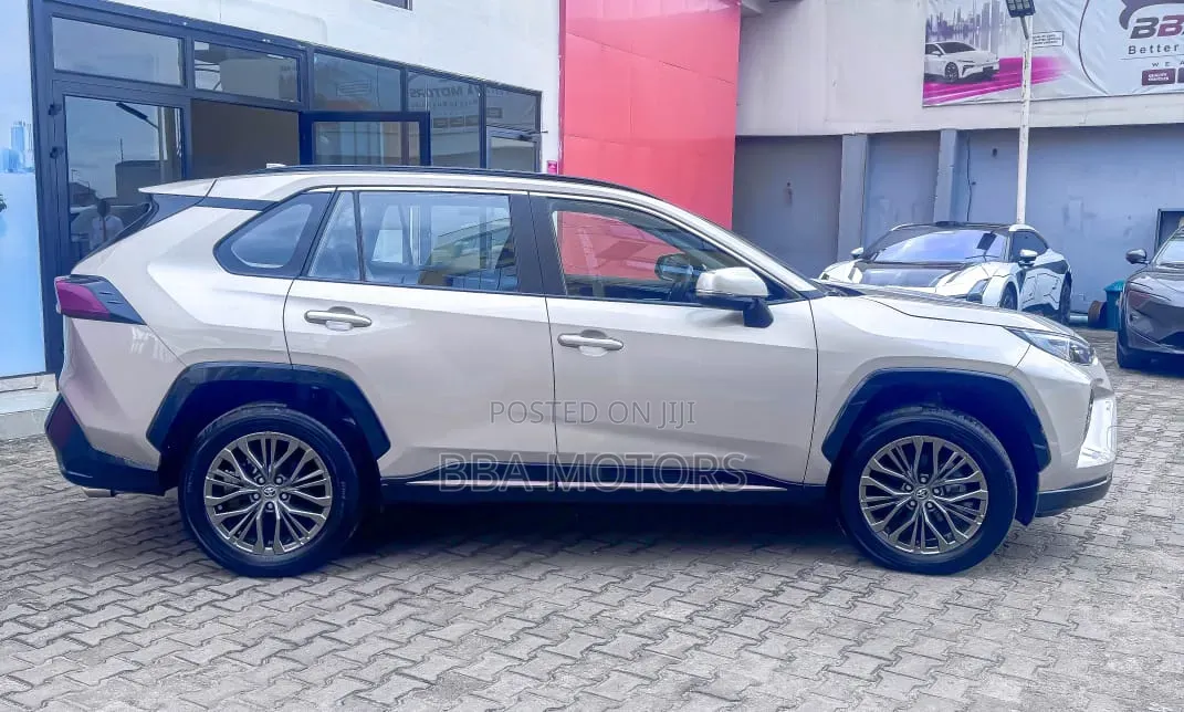 New Toyota RAV4 XLE AWD 2024 Gold