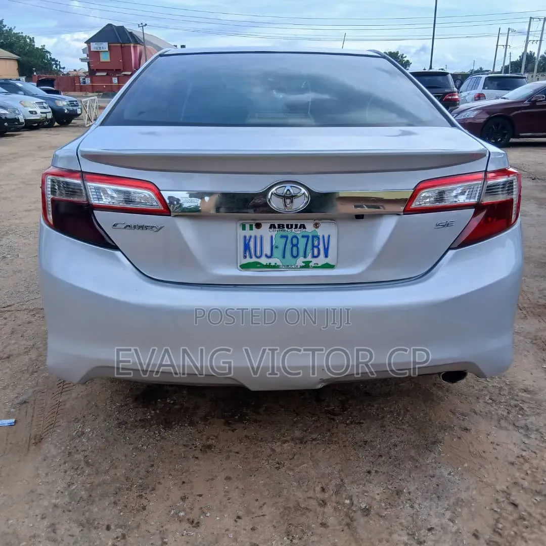 Toyota Camry SE 4dr Sedan (2.5L 4cyl 6A) 2013 Silver