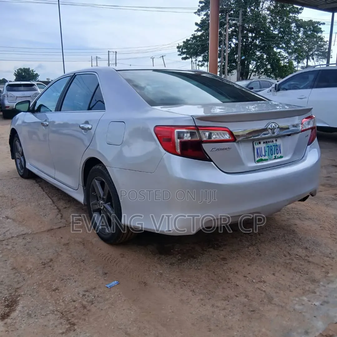 Toyota Camry SE 4dr Sedan (2.5L 4cyl 6A) 2013 Silver