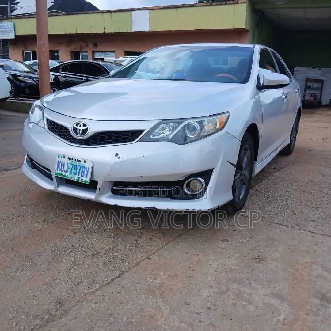 Toyota Camry SE 4dr Sedan (2.5L 4cyl 6A) 2013 Silver