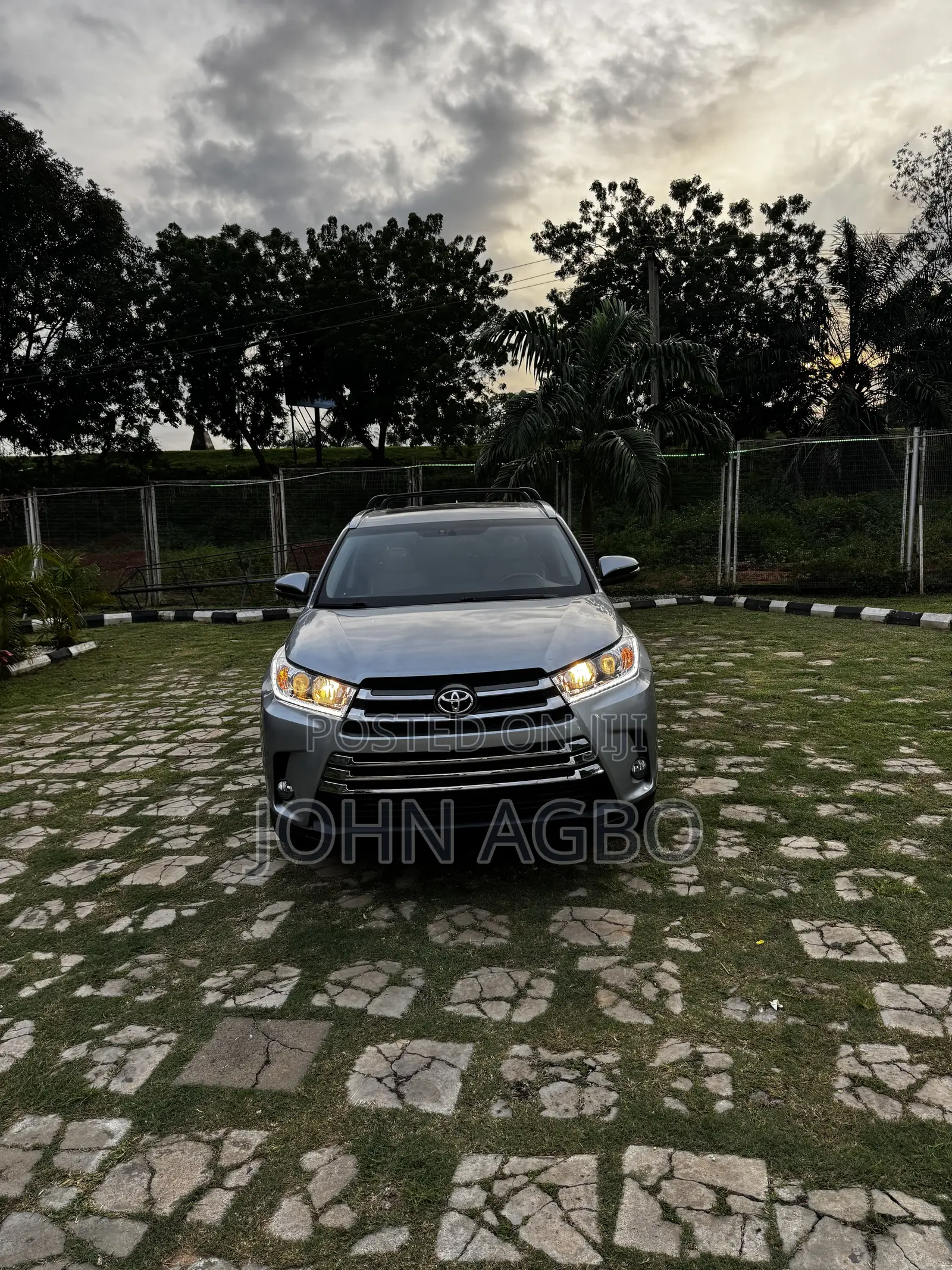 Toyota Highlander XLE 4x4 V6 (3.5L 6cyl 8A) 2017 Silver