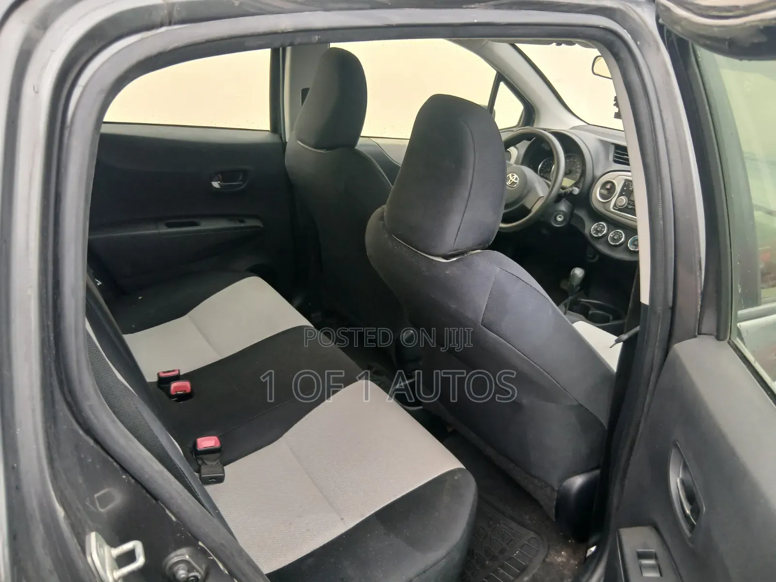 Toyota Yaris L Hatchback 5dr 2012 Gray