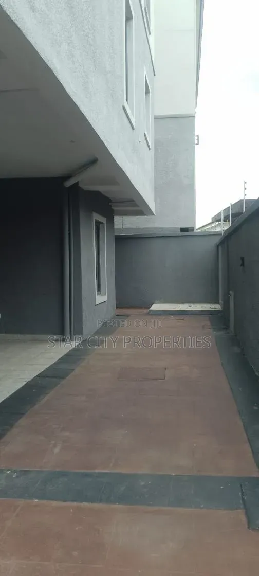 4bdrm Duplex in Maryland Crescent for rent