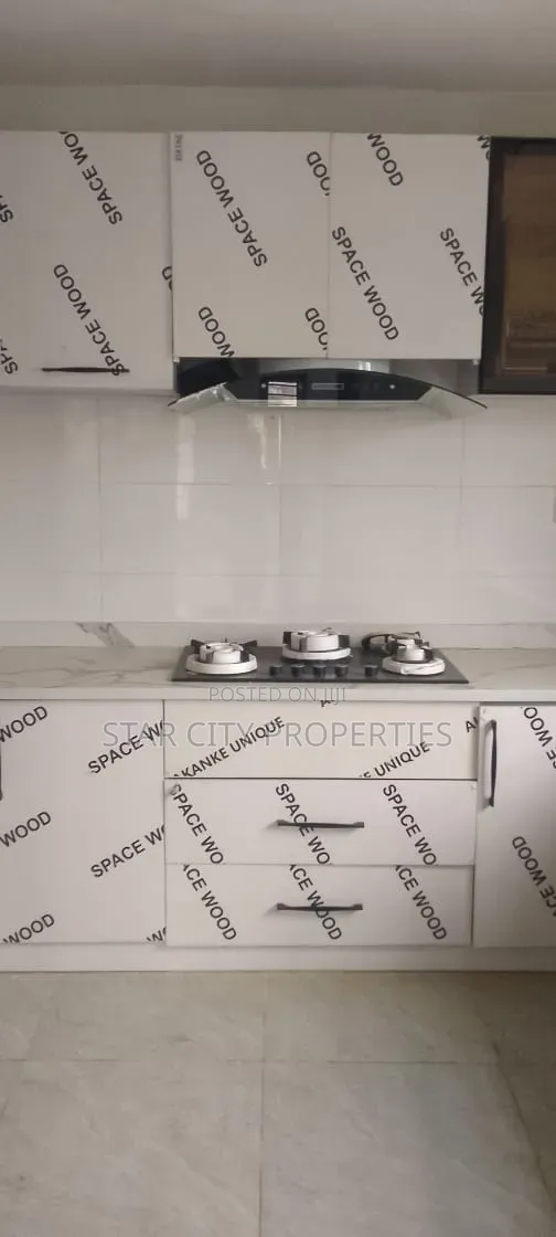 4bdrm Duplex in Maryland Crescent for rent