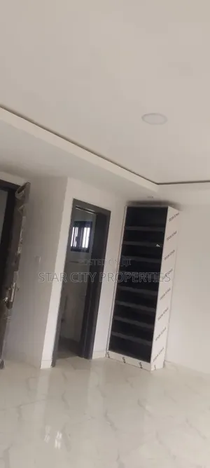 4bdrm Duplex in Maryland Crescent for rent