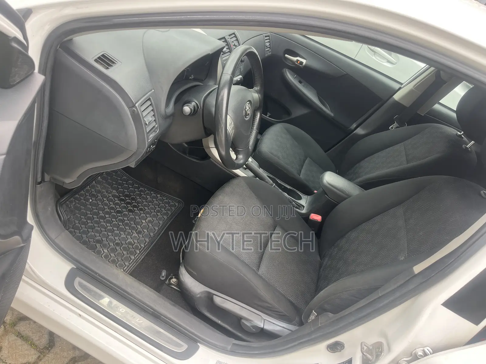 Toyota Corolla Base 4dr Sedan (1.8L 4cyl 5M) 2010 Off white
