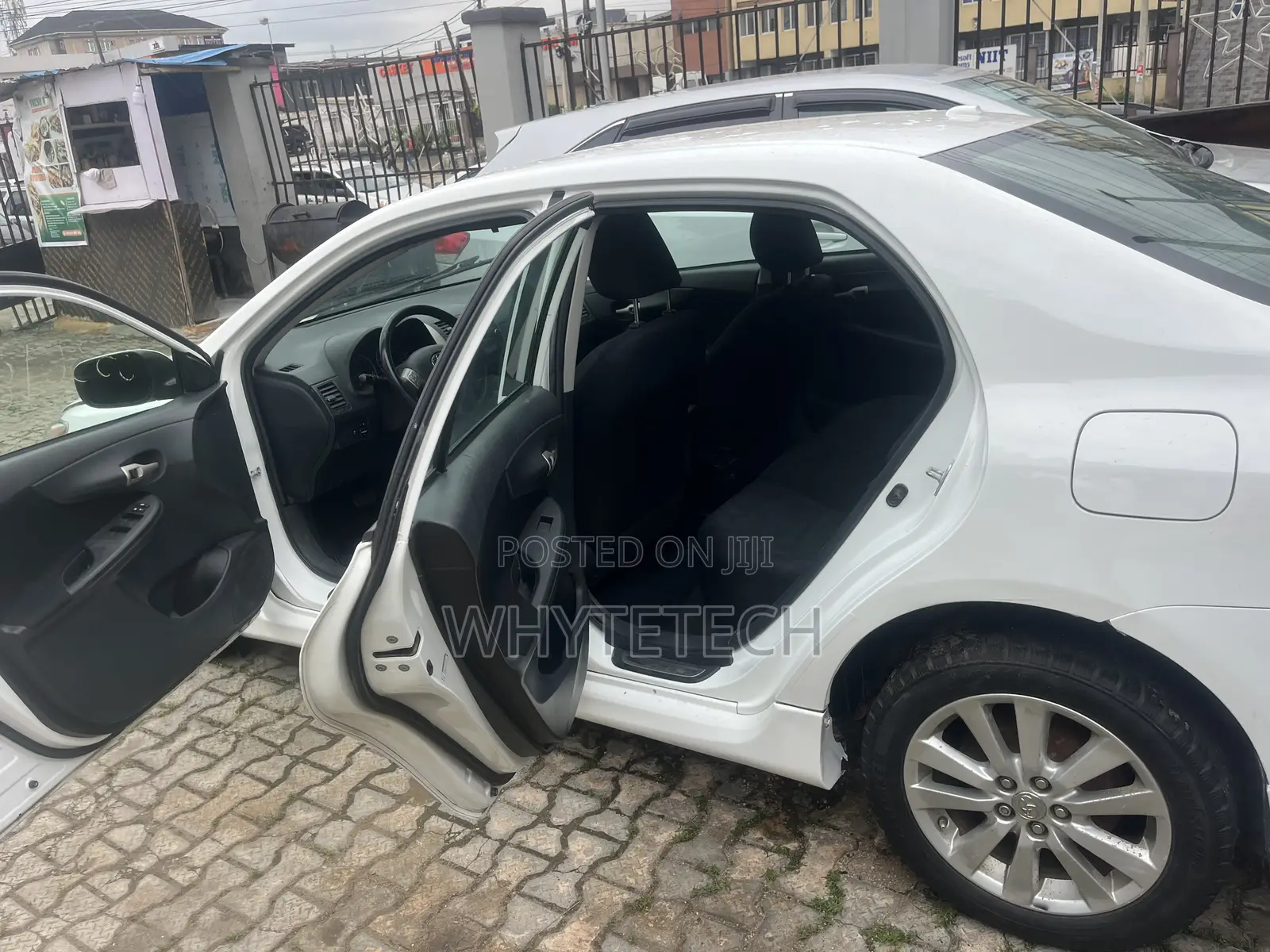 Toyota Corolla Base 4dr Sedan (1.8L 4cyl 5M) 2010 Off white