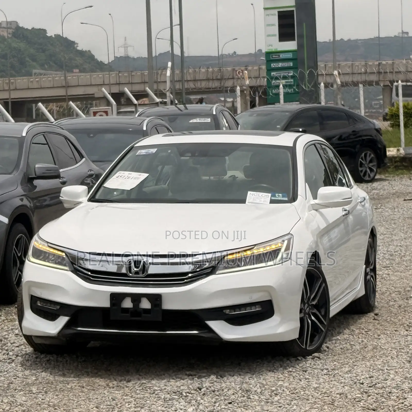 Honda Accord Touring V6 4dr Sedan FWD (3.5L 6cyl 6A) 2017 White