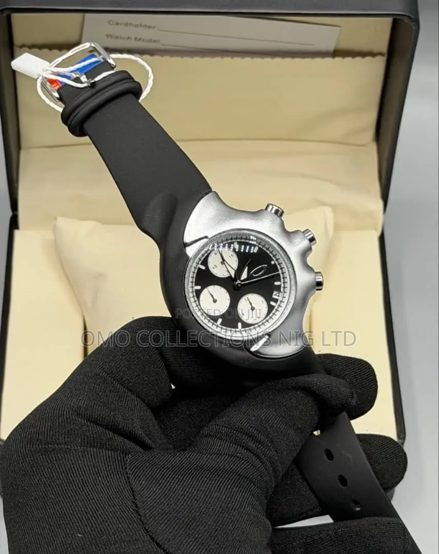 Oakley Men’s Rubber Strap Watch – Stylish Wristwatch for Everyday Wear