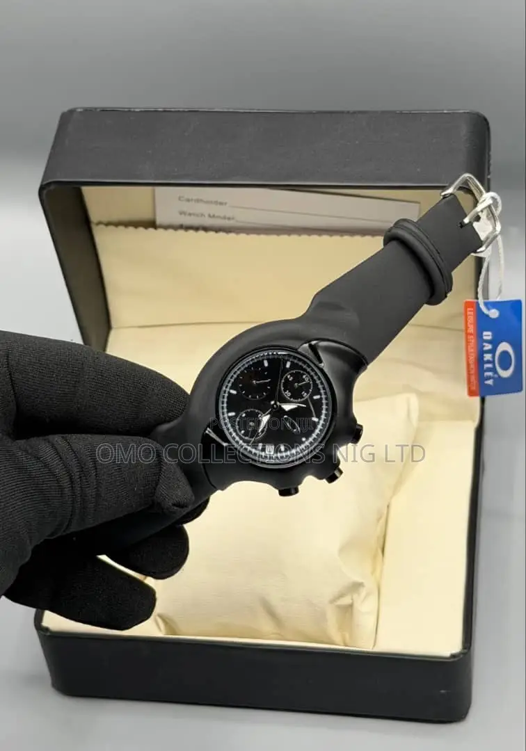 Oakley Men’s Rubber Strap Watch – Stylish Wristwatch for Everyday Wear