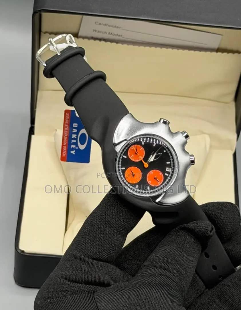 Oakley Men’s Rubber Strap Watch – Stylish Wristwatch for Everyday Wear