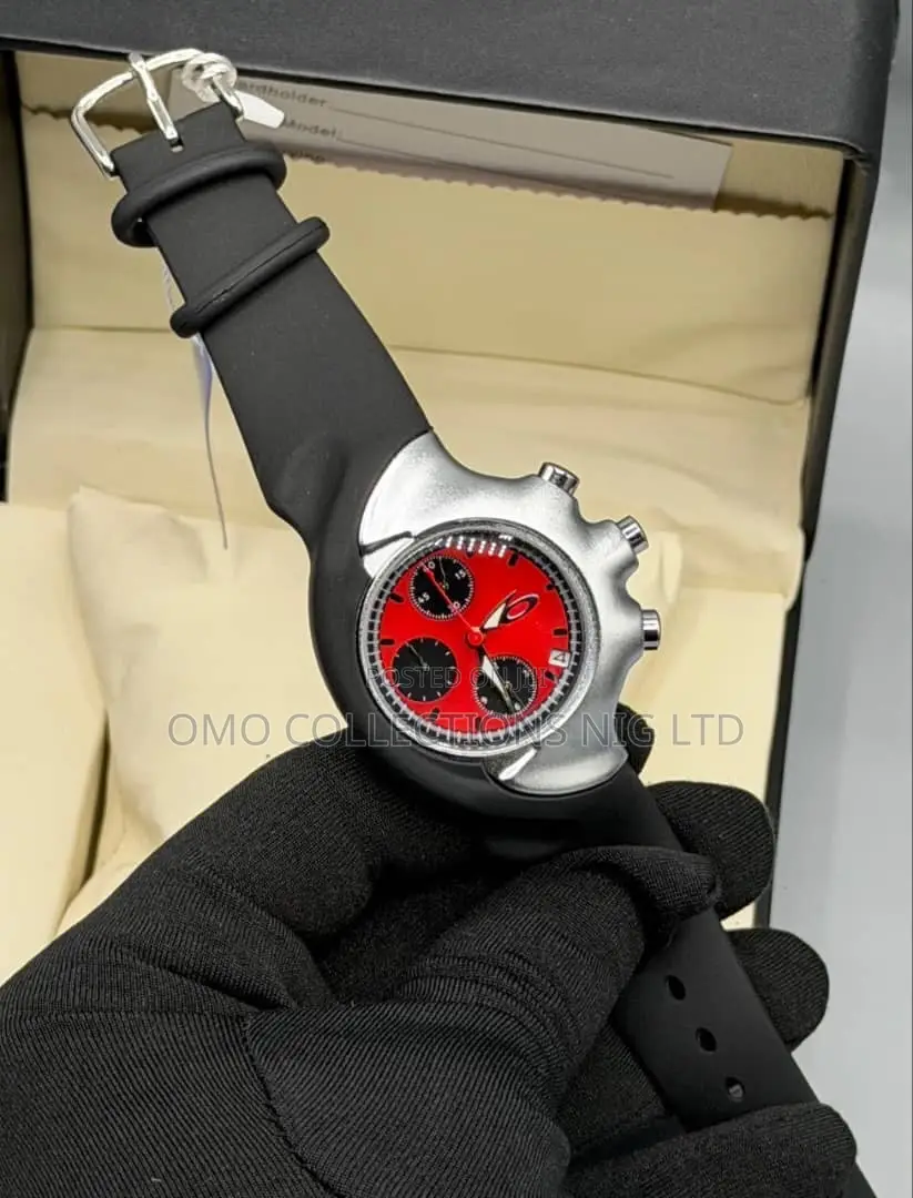 Oakley Men’s Rubber Strap Watch – Stylish Wristwatch for Everyday Wear