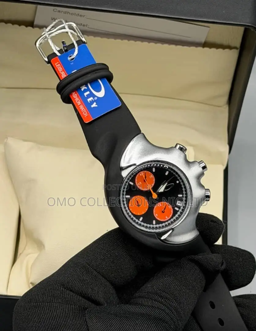 Oakley Men’s Rubber Strap Watch – Stylish Wristwatch for Everyday Wear